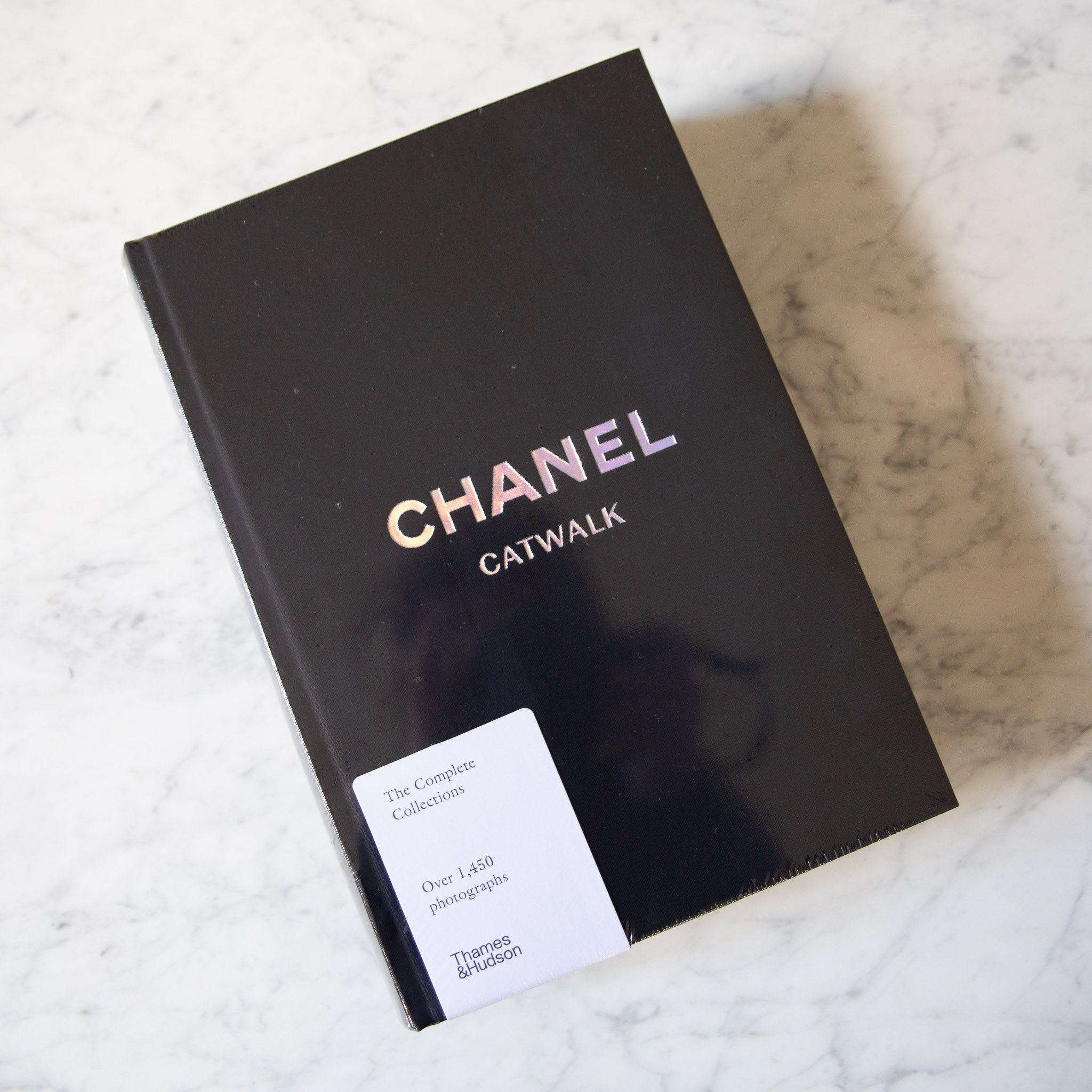 THAMES & HUDSON Chanel Catwalk: The Complete Collections book